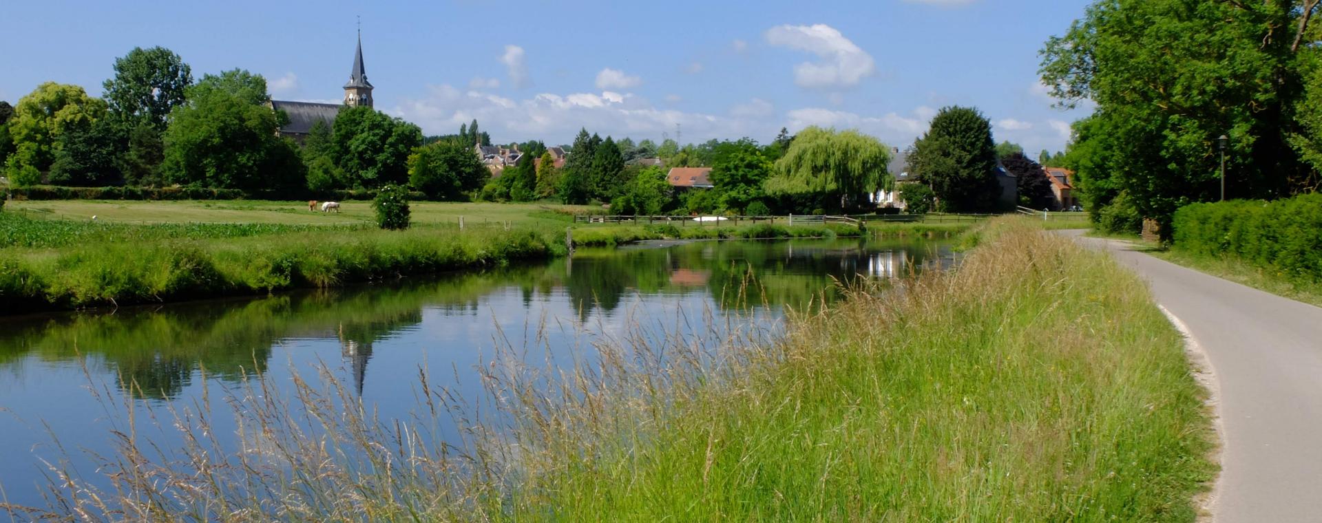 Chemin de halage, vue sur le canal